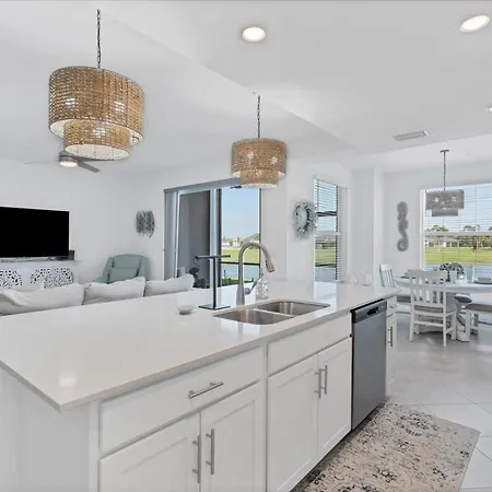 5 Star Villa Holidays Presents: Condo 5899 Getaway